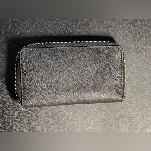 Authentic Michael Kors leather wallet. - Picture 3 of 6